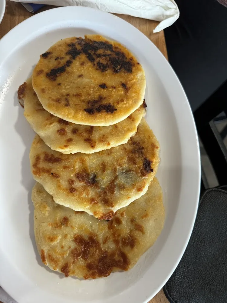 Pupusas De Carne Asada Con Frijoles Negros